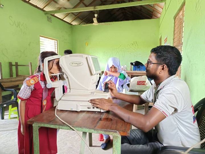 মেশিনে চোখের পাওয়ার মাপা