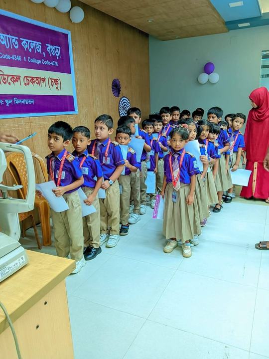 ছোট্ট শিক্ষার্থীরা সারিবদ্ধভাবে অপেক্ষায়